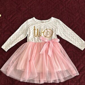 A beautiful dress for a girl who turns 2 years old .excellent condition.